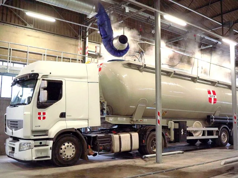 Lavage de la citerne d'un camion poids lourd à Chambéry