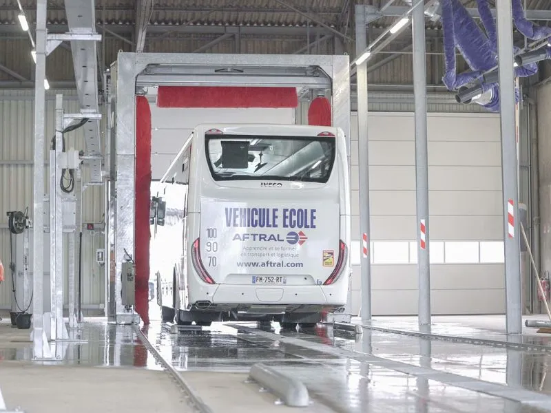 Lavage de l'extérieur d'un autobus à Chambéry