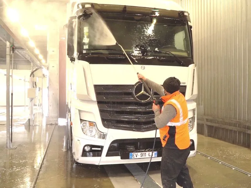 Lavage de l'extérieur d'un camion poids lourd à Chambéry