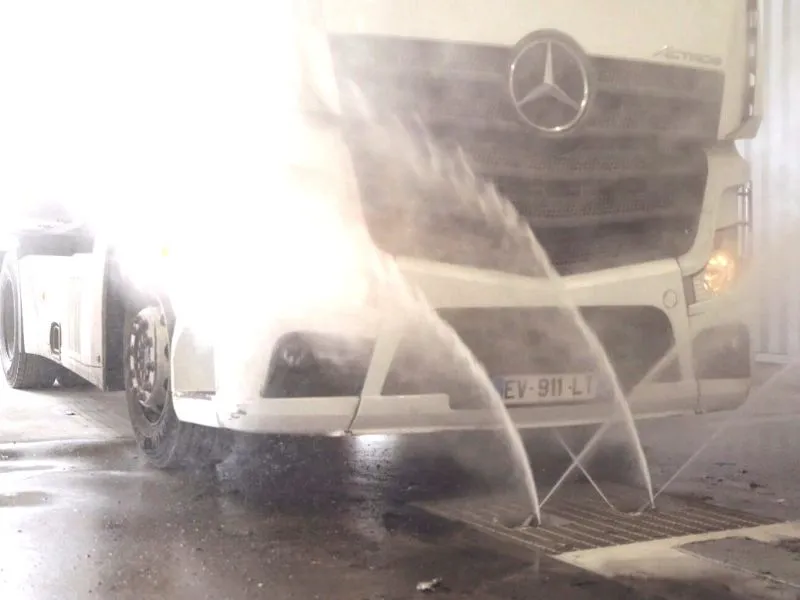 Lavage de l'extérieur d'un camion frigo à Chambéry